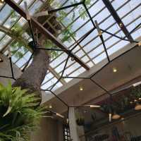 beautiful and spacious eatery