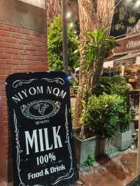 กินนม ขนมปัง ชมบรรยากาศแม่น้ำน่านยามค่ำคืน