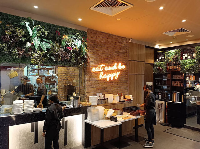 🍽️ Dinner at COLLIN’S® Marina Square – Hearty Plates, Laid-Back Vibes