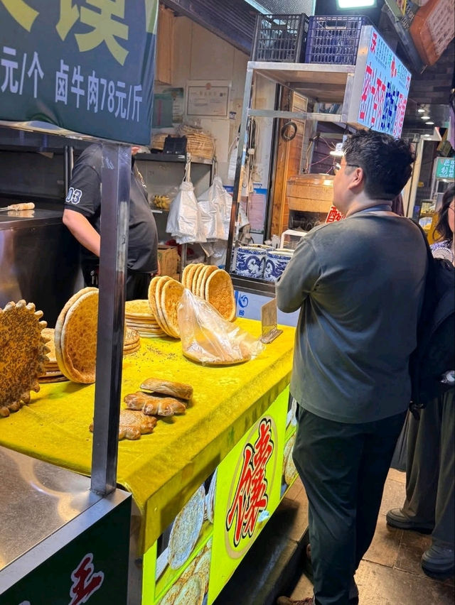 “Xi’an Nights: Lantern Streets, Muslim Quarter Feasts & Ancient Wall Evenings”