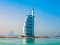 🌟 Famous For: Luxurious 7-star hotel ⭐⭐⭐⭐⭐⭐⭐, sail-shaped 