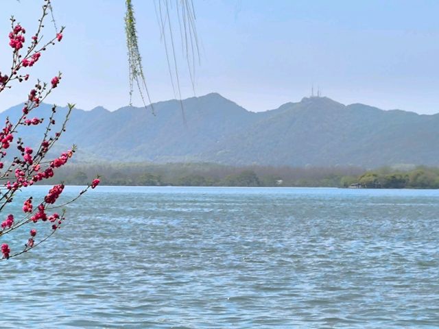 West Lake 🌅 ทะเลสาบที่ทำให้หางโจวโรแมนติกสุดๆ West Lake 🌅 ทะเลสาบที่ทำให้หางโจวโรแมนติกสุดๆ