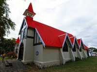 Notre Dame Auxiliatrice - Bright colors and a picturesque view of Mauritius 