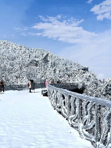 “The Snow Kingdom of Floating Peaks”