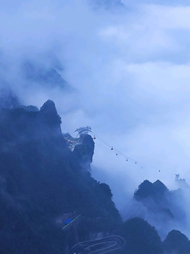 Гора Тяньмэнь прекрасна даже в тумане! Гора Тяньмэнь прекрасна даже в тумане!