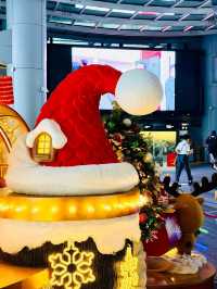 Neon Noel: Hong Kong's Dazzling Urban Christmas Tapestry