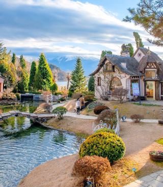It’s not just a museum—it’s a whole little fantasy world beside Fuji. 🗻🎼🌹