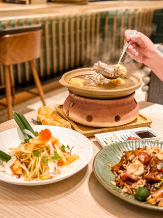 Top-Notch Southeast Asian Flavors in Tsim Sha Tsui! The $888 Set for Two with Roe-Packed Prawns is a Must-Try.
