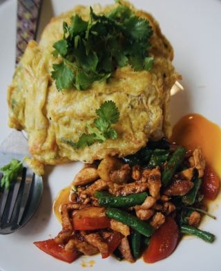 Recommended‼️ Popular Thai restaurants🍽️ located within the Thai Buddhist Temple in Bodh Gaya, India🇮🇳