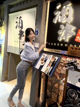 銅鑼灣一間隱世高質居酒屋🏮 吃盡時令食材‼️👅
.
.
簡約日式風格為設計主軸,店內佈置滿鬼太郎👻,氣氛輕鬆又玩味十足有特色,以淺木色的裝潢配合巧妙的座位設計,既舒適又私密,特別適合與朋友悠閒地聚餐🍶,享受靜謐的美食時光。

呢晚真係超級豐富,海鮮 & 刺身都好高質❤️,其他食材同樣滿有水準!前菜、沙律、刺身、壽司、卷物、鉄板、串燒、燒物、揚物、鍋物、食事、飲品,應有盡有😍。擺盤精緻,既有賣相又有味道,吃得很滿足呢。一間好有水準的日式居酒屋🥳 別錯過喔!

最後仲有食雪糕!黑芝麻味超級濃郁🖤 好好食👅 

🔸刺身拼盤
(鱆紅魚 炙燒間八 【超爆多膏】瀨尿蝦凍食 鮮帶子)
一大盤賣相超吸引~配酸汁~ 樣樣都超級新鮮‼️
仲有期間限定既日本毛蟹🦀
😍 單單瀨尿蝦要 $288 間八 $188 呢個很抵食

🔸汁煮花螺 $78 (新鮮彈牙酒甜)
🔸酒津怒炒王 $88 
(翠玉瓜`蝦`內藏`元貝`洋蔥`香菇`牛蒡絲`毛豆`夏威夷果仁`XO醬帶微辣 超級豐富)
🔸磯煮鮑魚 $68 (新鮮彈牙又大隻)
🔸牛肉鵝肝卷 $128 (鵝肝超香 勁邪惡)
🔸鉄板牛舌 $98 (厚切腍身帶汁Juicy)
🔸鐵板廣島蠔 $128 (🦪肥美大粒鮮甜 配以煙肉香)
🔸油甘魚鮫頭 $178 (魚肉鮮甜又多汁💦)
🔸黑芝麻雪糕 (超香濃芝麻香🖤)
.
.
×××[酒津]×××
©銅鑼灣軒尼詩道525號澳門逸園中心7樓
.
.
#銅鑼灣美食 #酒津 #高質居酒屋 #時令食材 #食飯仲可以許願🎐
