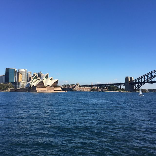 在渡輪上欣賞悉尼歌劇院的美景