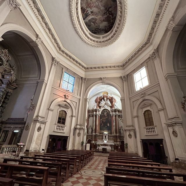 イタリア　ベローナの街を散策して見つけた教会
