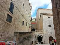 Dubrovnik : a beautiful medieval town 