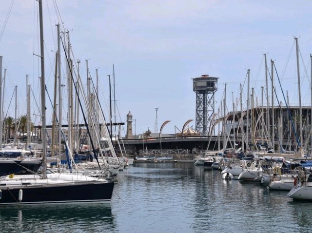 A sunny walk in Barcelona Marina