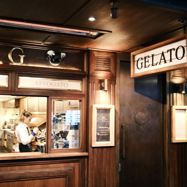 I VISITED THE MOST FAMOUS BURGER SHOP IN THE WORLD 