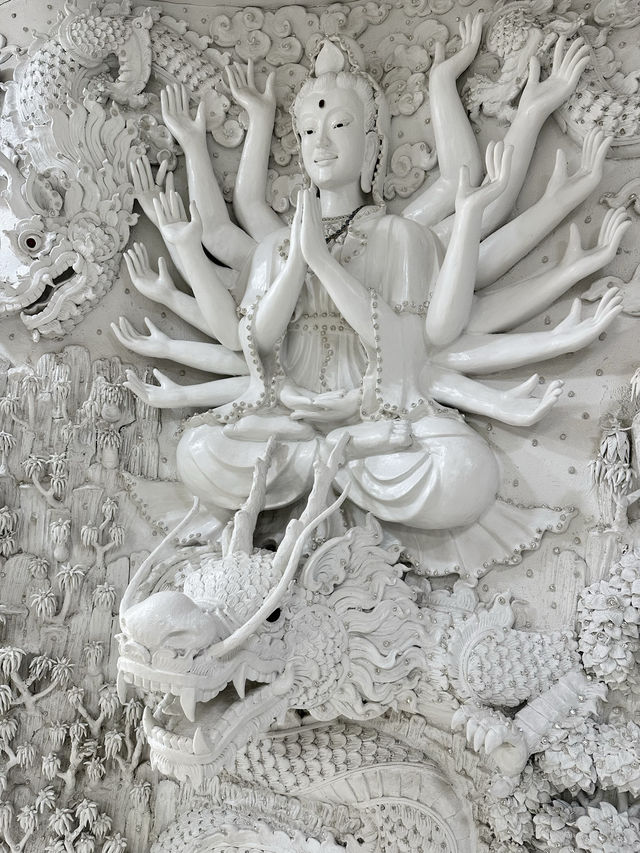 📍 Wat Huay Pla Kang, Chiang Rai, Thailand 🇹🇭 