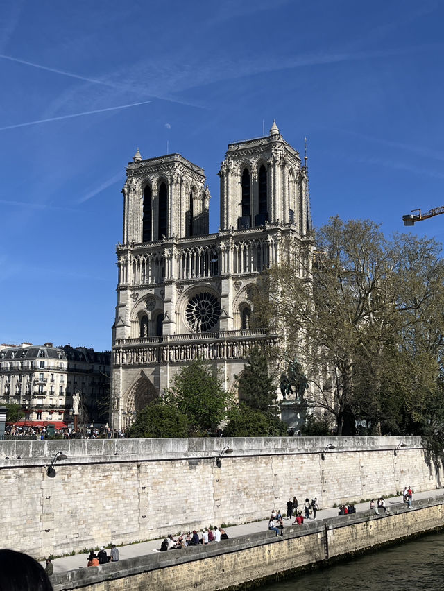  Backpacker Essentials for Paris: What to Bring and Things to Do  