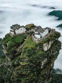 ⛰️ Fanjing Mountain – Sacred Peaks Above the Clouds