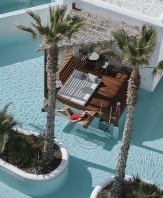 🤯 I Found a Hotel in Crete That Looks Like the Maldives… EXCUSE ME?! 🌴💦