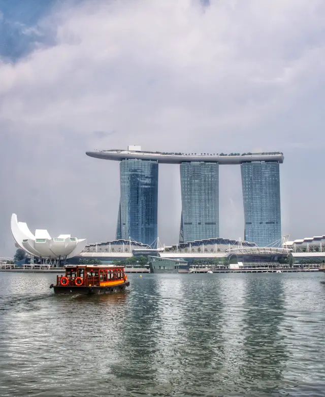 Impressions of Singapore - Sailboat Hotel, Merlion, and Durian