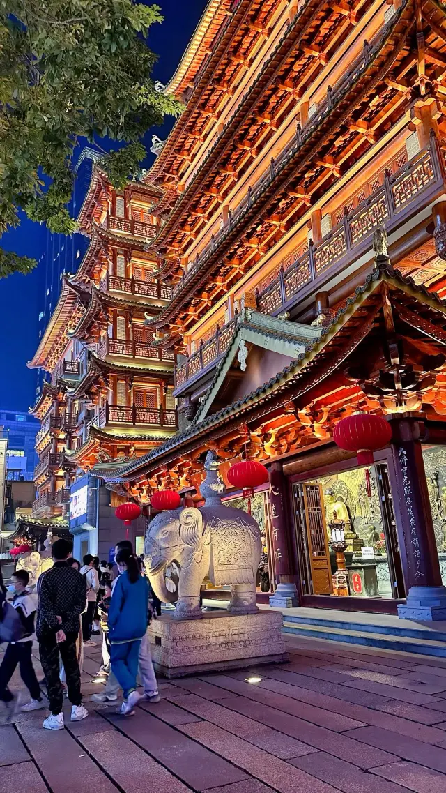When you come to Guangzhou, you must visit the Great Buddha Temple on Beijing Road