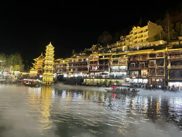 You must take your children to "Fenghuang Ancient Town" during the holidays to experience the wonderland that seems lost to the world