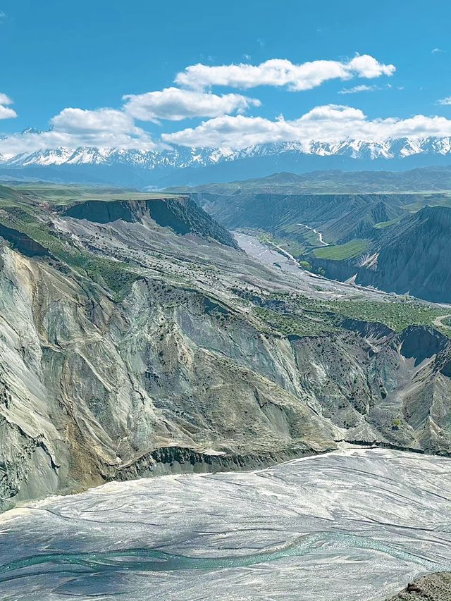 新疆安集海大峽谷，沙漠和雪山同框