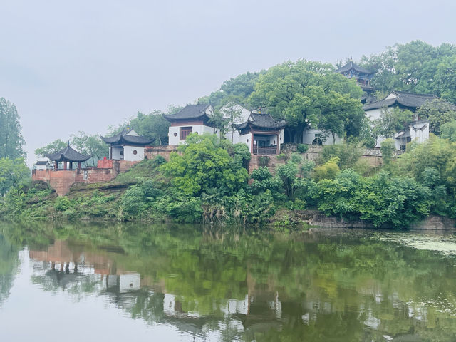 位於黃州區赤壁磯頭因北宋大文豪蘇東坡在此寫有《赤壁懷古》詞和前後《赤壁賦》而得名又稱文赤東坡赤壁壁