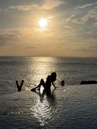在巴厘島住進了人生酒店，看懸崖海邊的日落