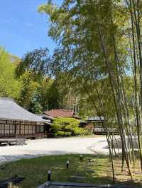 有自動扶梯的八事興正寺