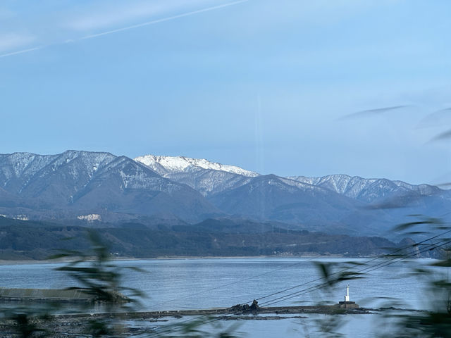 行駛在山海之間，白神號列車
