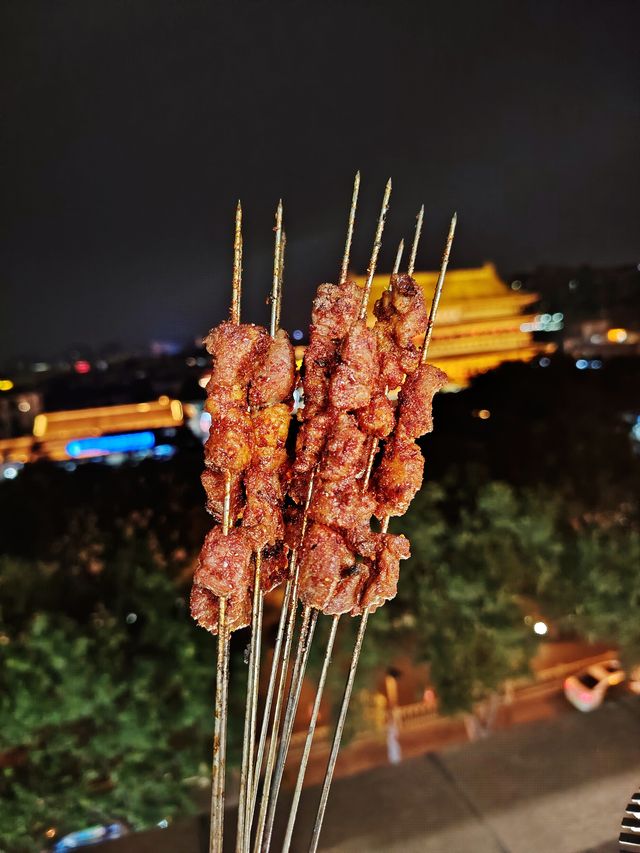 在浪漫星空下欣賞鼓樓夜景，享用火鍋。