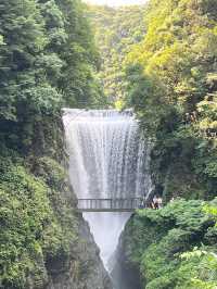 貴州貴陽香火岩｜飛流直下的香火岩瀑布。