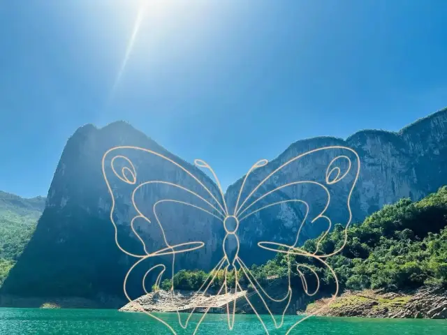 邂逅奇幻自然奇觀——清江蝴蝶崖遊記。
