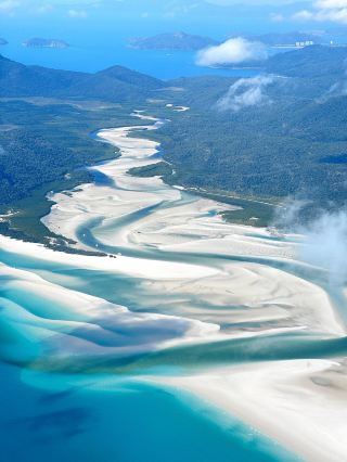 "Whitsunday Islands: A Perfect Encounter with a Dreamy Island" 