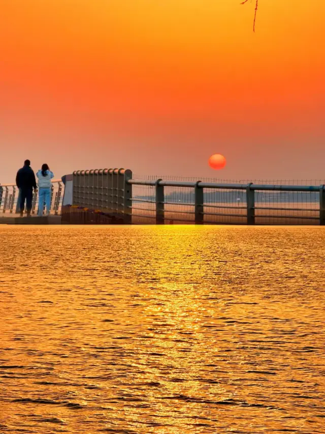 Shanghai Rainbow Bridge, take your beloved girl for a walk to enjoy the romantic sunset