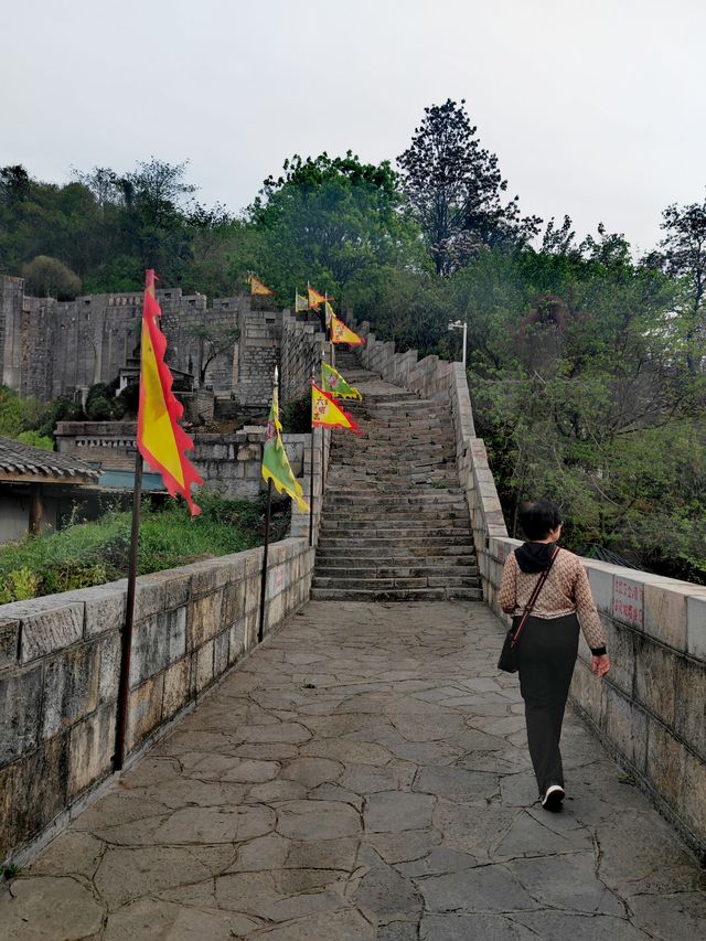 青巖古鎮：黔中腹地的石頭史詩