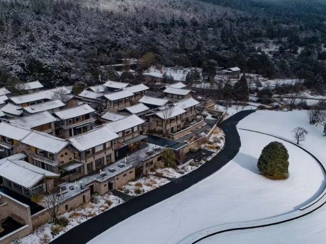 Hylla物與嵐設計收藏酒店  中國雲南省麗江市玉龍縣白沙鎮玉湖村，背靠玉龍雪山腳下   