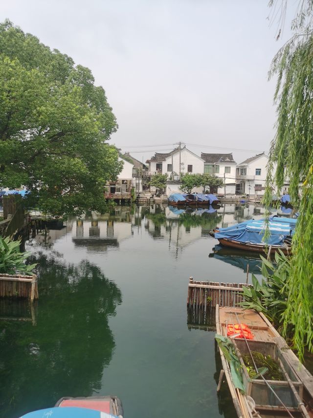 去周莊水鄉打開時光隧道，三天漫遊千年古鎮，每一幀都是水墨畫卷般的美  住宿Tips： 牆裂安利
