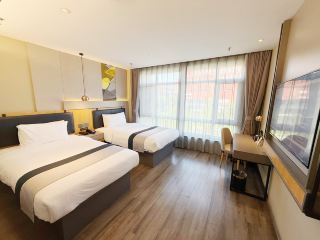 Explore Xingtai's beauty by day, stay at Home Inn by night