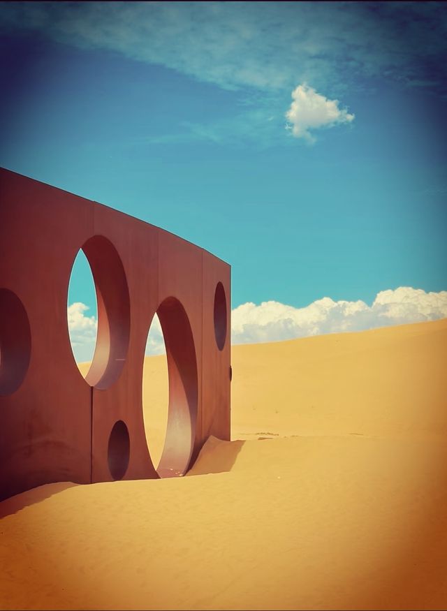 響沙灣一邊游泳一邊看沙海，魔幻到不行 