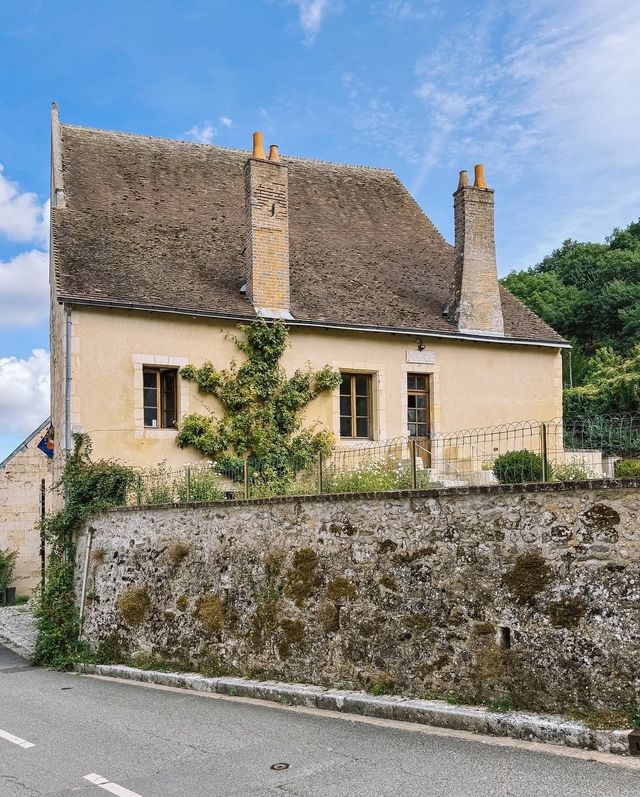 盧瓦爾河谷 — 法蘭西花園的皇家傳奇! ⸻ 景點介紹 盧瓦爾河谷坐落在法國中部,是 盧瓦爾河谷 — 法蘭西花園的皇家傳奇! ⸻ 景點介紹 盧瓦爾河谷坐落在法國中部,是