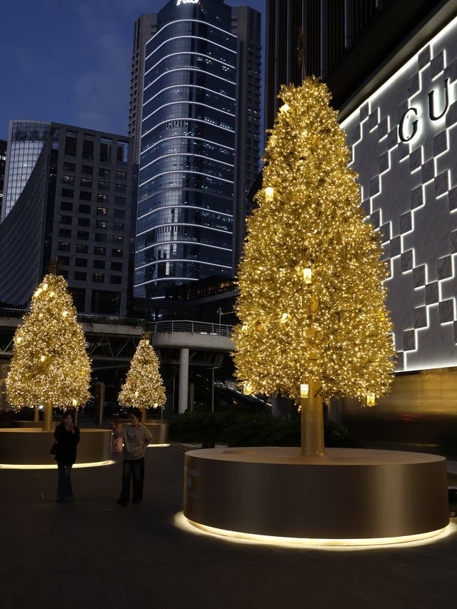 廣州聖誕必拍!K11金色聖誕樹亮燈美哭了 廣州聖誕必拍!K11金色聖誕樹亮燈美哭了