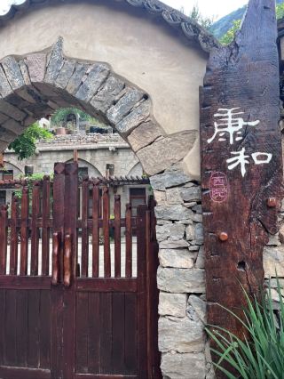 The ceiling of Shanxi homestay's top spot at Kangjiaping in Yunqiu Mountain is stunningly beautiful