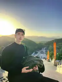 以深悲宏願照亮黑暗，以智慧恆心守護眾生