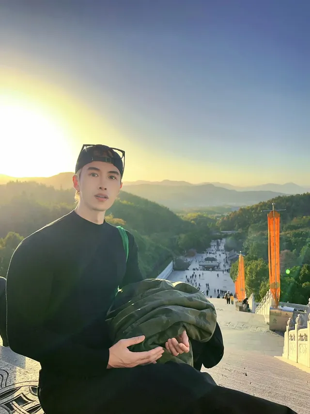 以深悲宏願照亮黑暗，以智慧恆心守護眾生