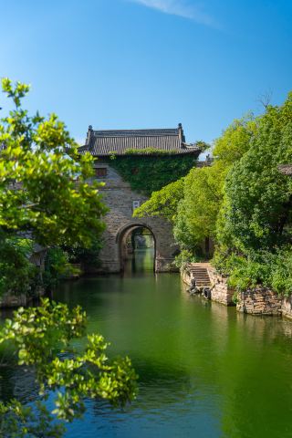 Summer family trips in Jiangsu, Zhejiang, and Shanghai start at Yanguan Ancient City, the city of tidal fun