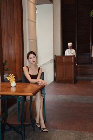 차오프라야 강변의 반도: 방콕의 고요한 럭셔리 여행기 방콕에 오셔서 차오프라야 강변을 따라 펼쳐지는 최고의 우아함에 흠뻑 빠져보세요. 저는 특히 반도 특유의 절제된 세련미에 매료되었습니다.