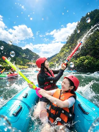 Unedited live photos—summer joy is all about rafting and playing in the water.