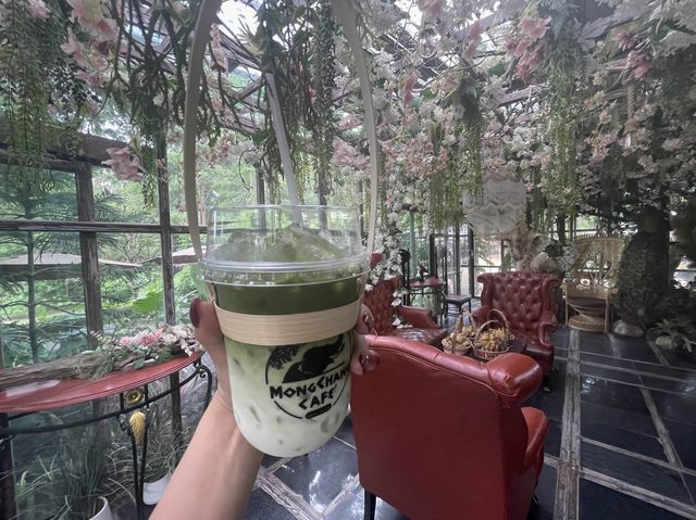 ゾウ乗りが出来るカフェ「モーンチャンカフェ」